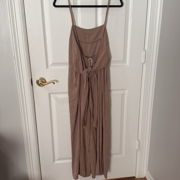 NWT taupe wide leg jumpsuit tie back with pockets medium - Picture 2 of 2
